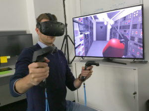 Personne jouant en réalité virtuelle